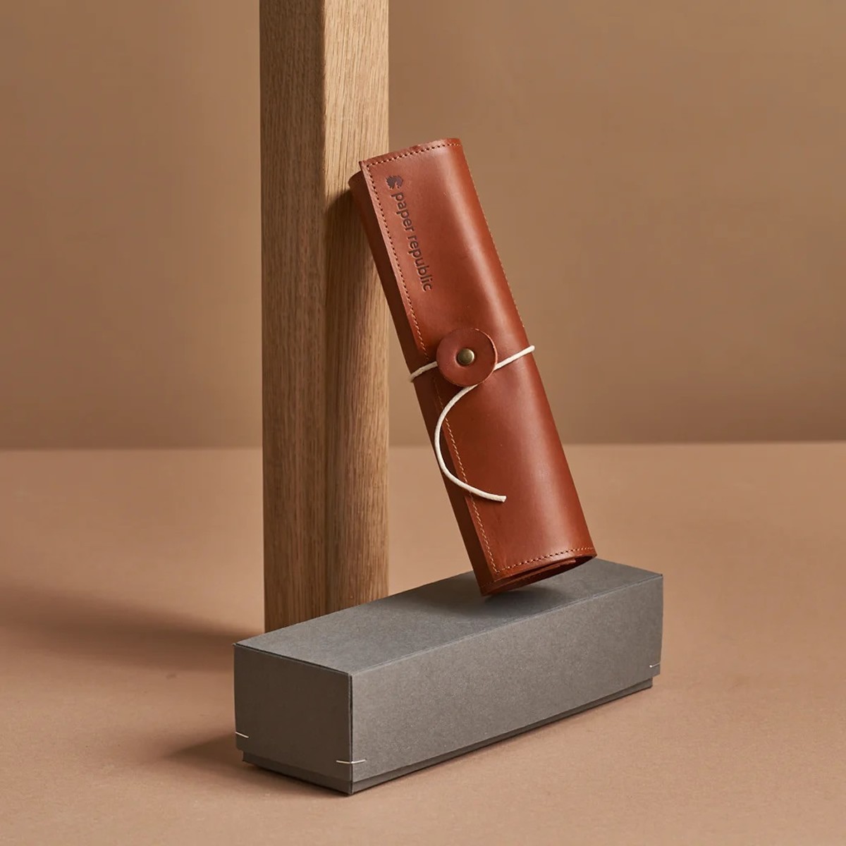 PAPER REPUBLIC Le Porte-Plume Καφέ Δερμάτινη Θήκη για Στυλό