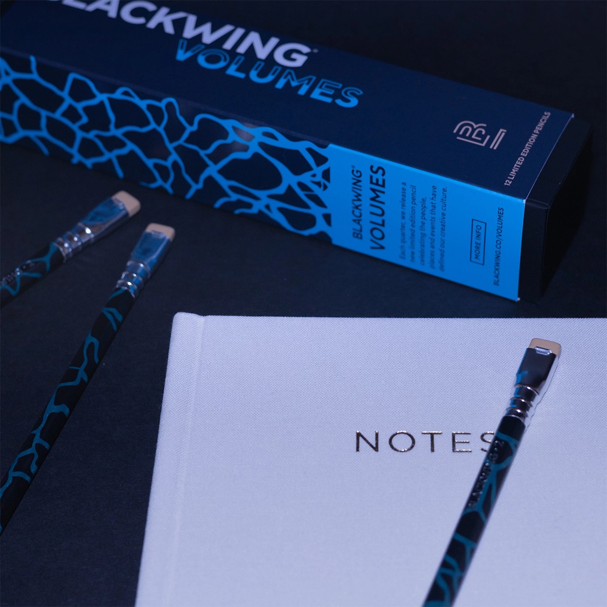 BLACKWING® Volume 2  Σετ 12 Ξύλινα Μολύβια με Γόμα - Μαύρο/Μπλε