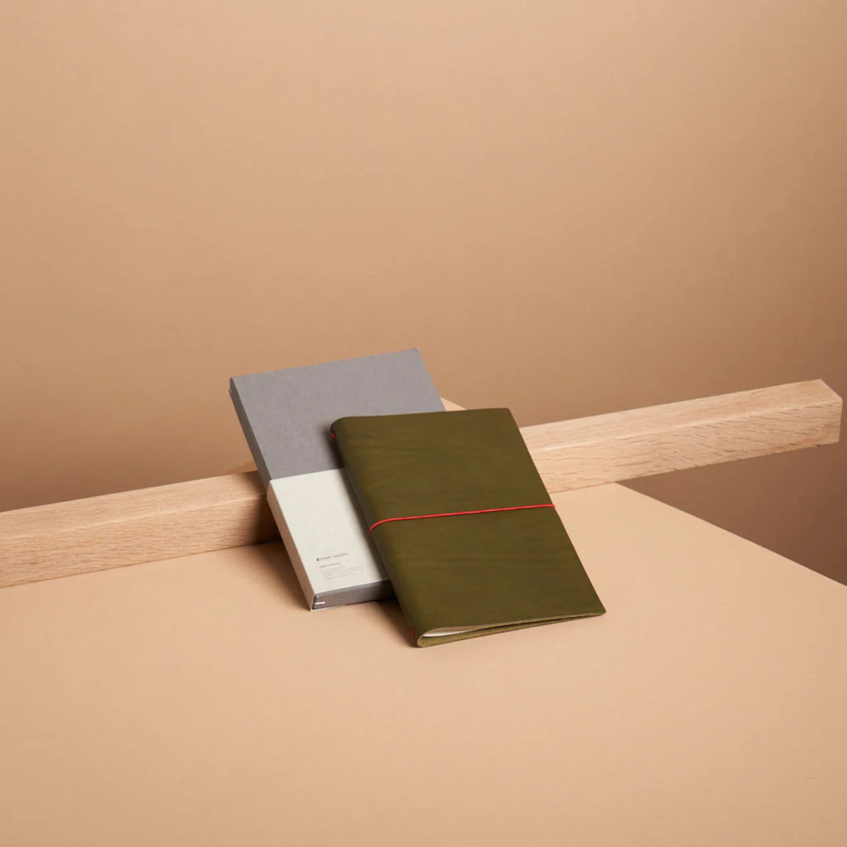 PAPER REPUBLIC Δερμάτινο Σημειωματάριο Grand Voyageur XL - Olive green