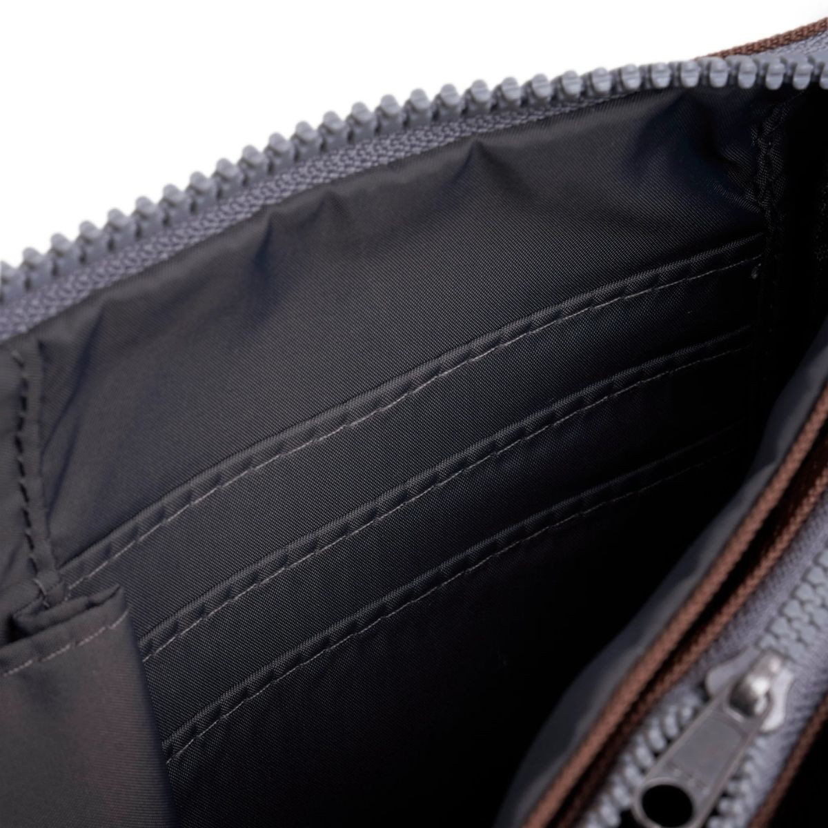 ROKA London Carnaby Τσάντα Crossbody Coco από Ανακυκλωμένο Nylon XL 1.27L