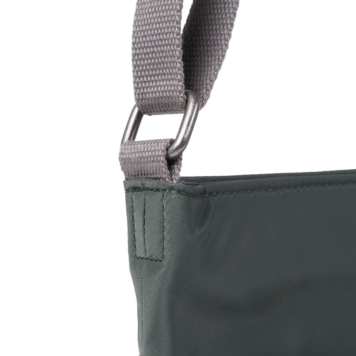 ROKA London Kennington B Τσάντα Crossbody Thyme από Ανακυκλωμένο Nylon Medium