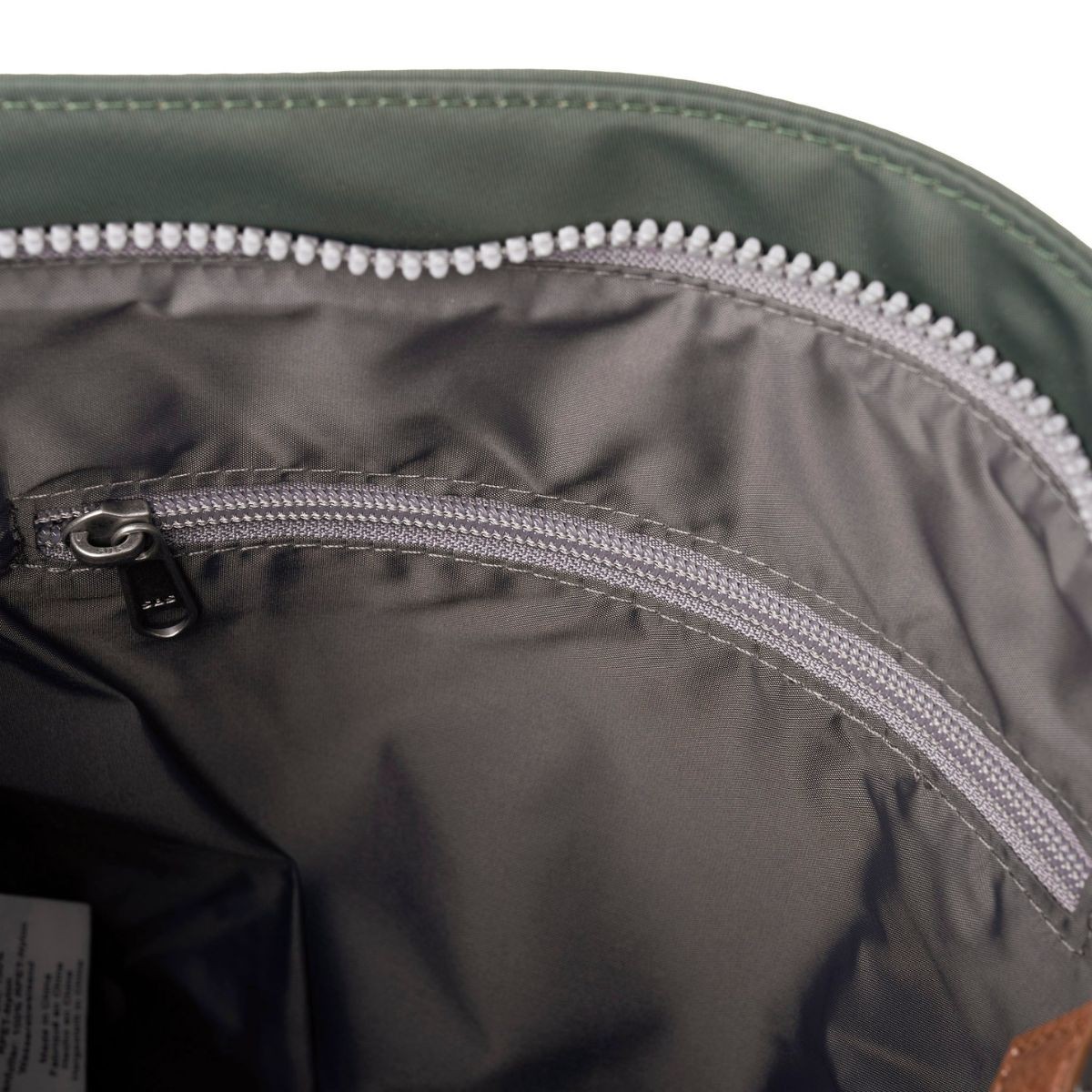 ROKA London Kennington B Τσάντα Crossbody Thyme από Ανακυκλωμένο Nylon Medium