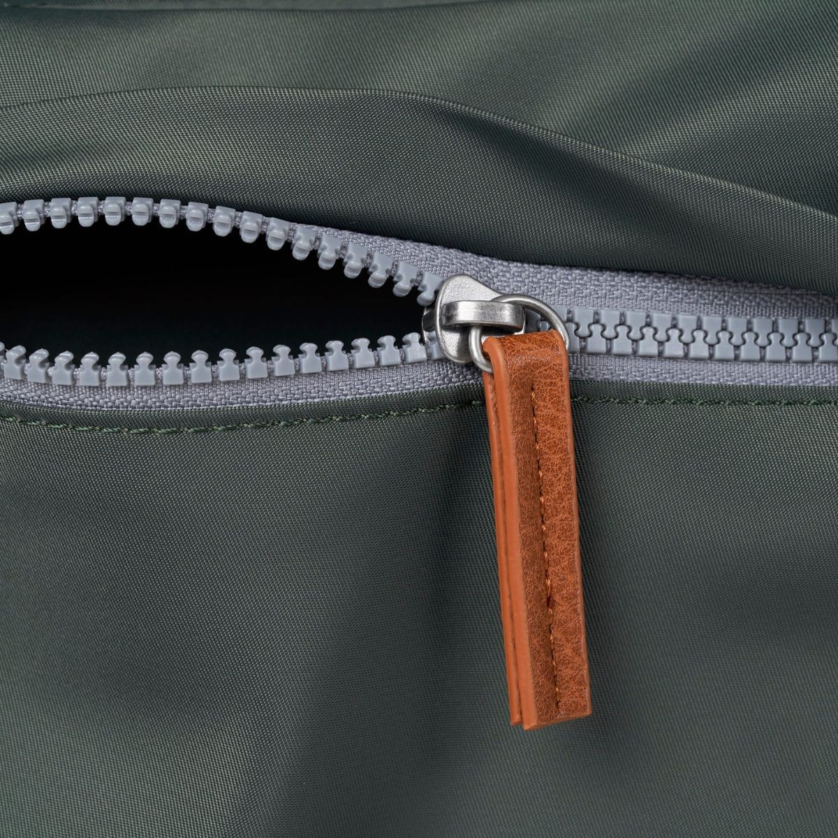 ROKA London Kennington B Τσάντα Crossbody Thyme από Ανακυκλωμένο Nylon Medium