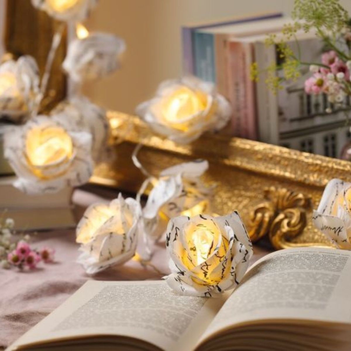 Moses Γιρλάντα Φωτισμού με Λουλούδια από Σελίδες Βιβλίου