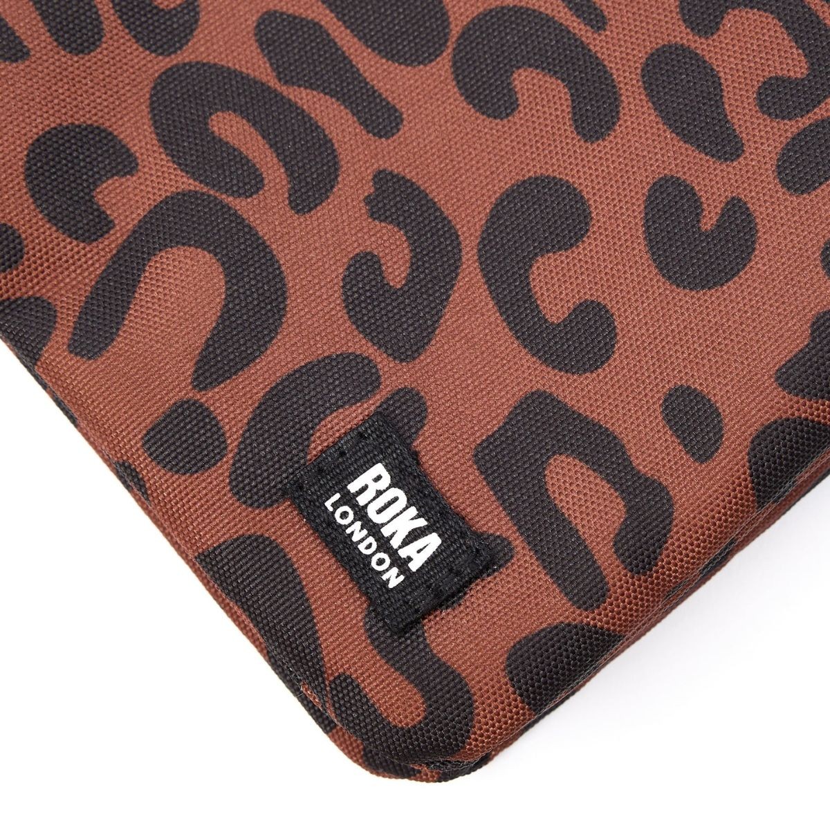 ROKA London Carnaby Τσάντα Crossbody Scarlet Leopard από Ανακυκλωμένο Καμβά XL 1.27L