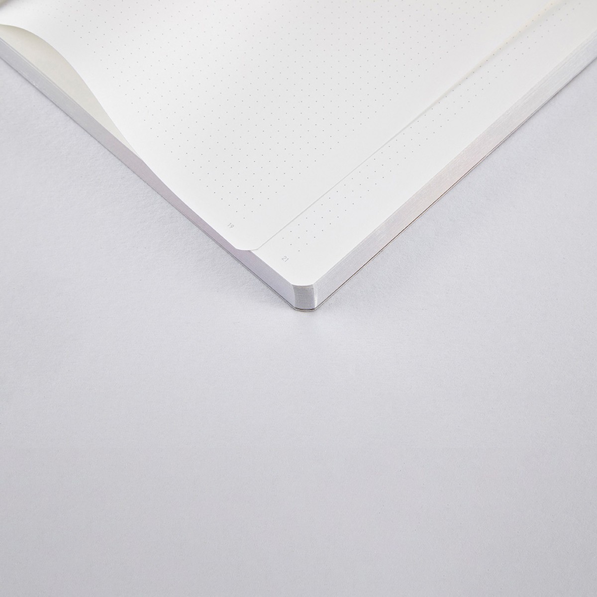 Nuuna Notebook Surface L Light - CRYSTAL